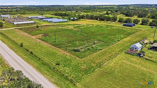 5 Acres of Land for Sale in Stockdale, Texas