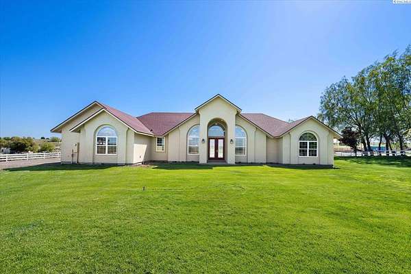 5 Acres of Land with Home for Sale in Eltopia, Washington