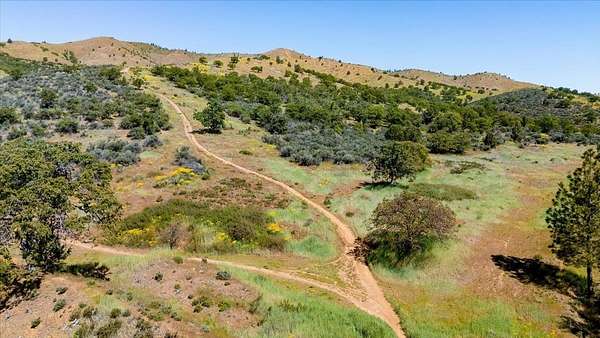 18.5 Acres of Land for Sale in Yreka, California