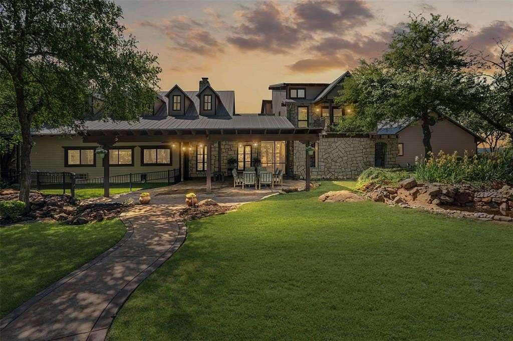 1.5 Acres of Land with Home for Sale in Hudson Oaks, Texas