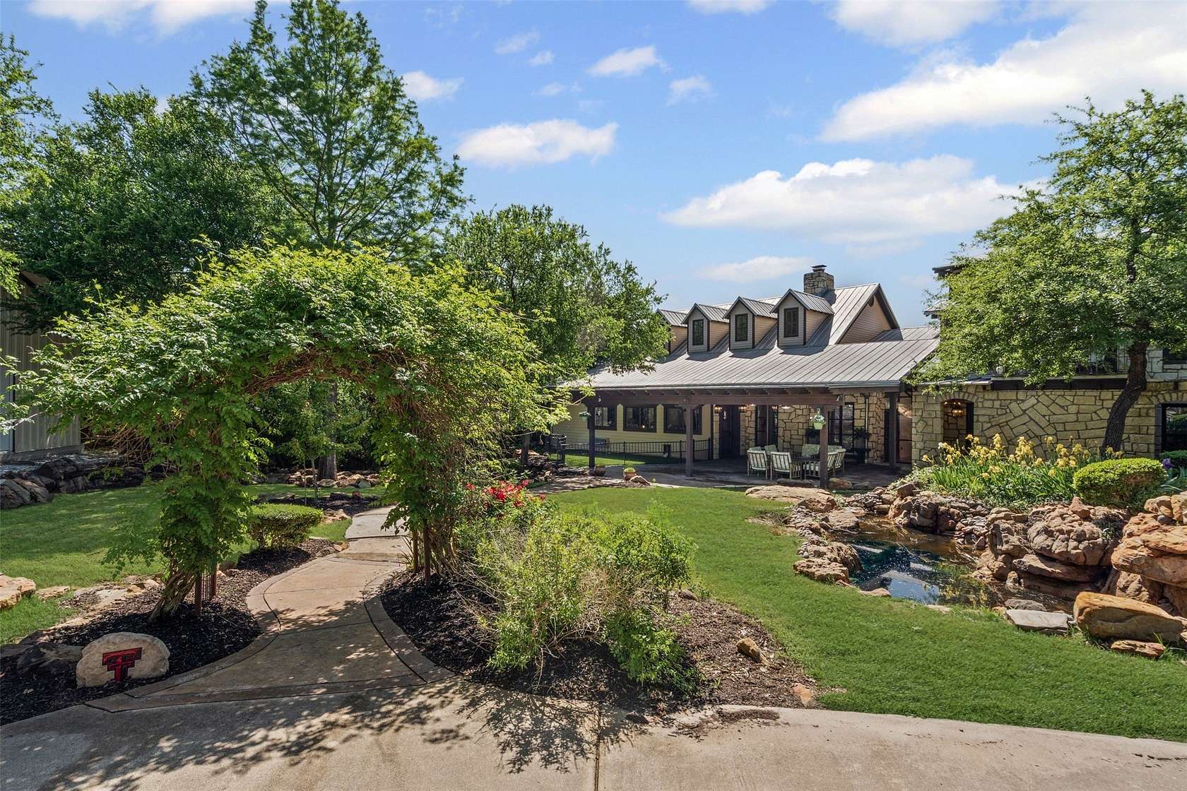 1.5 Acres of Land with Home for Sale in Hudson Oaks, Texas