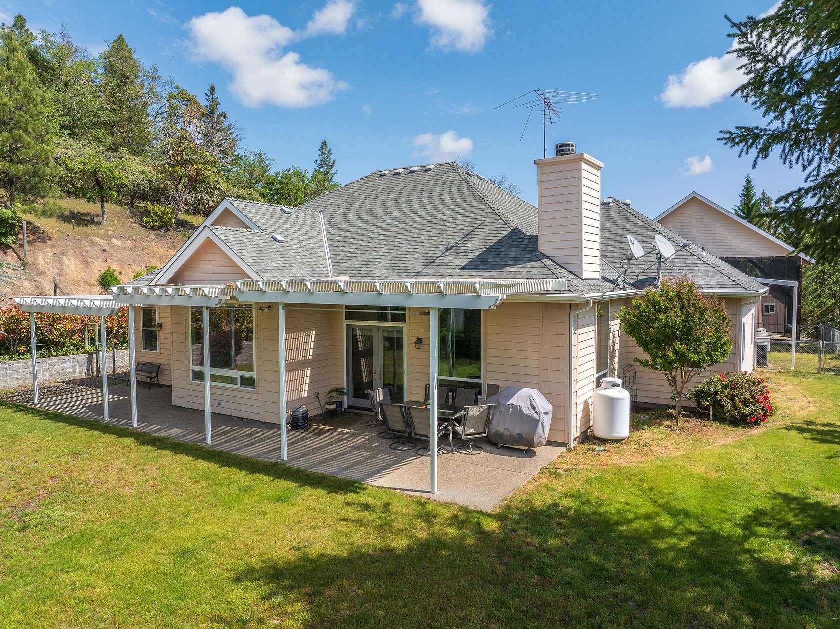 5 Acres of Land with Home for Sale in Grants Pass, Oregon