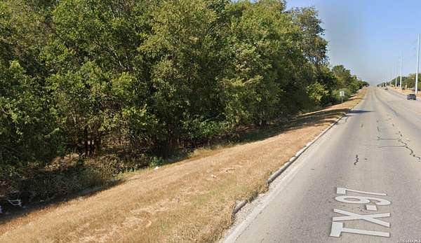 0.13 Acres of Mixed-Use Land for Sale in Gonzales, Texas