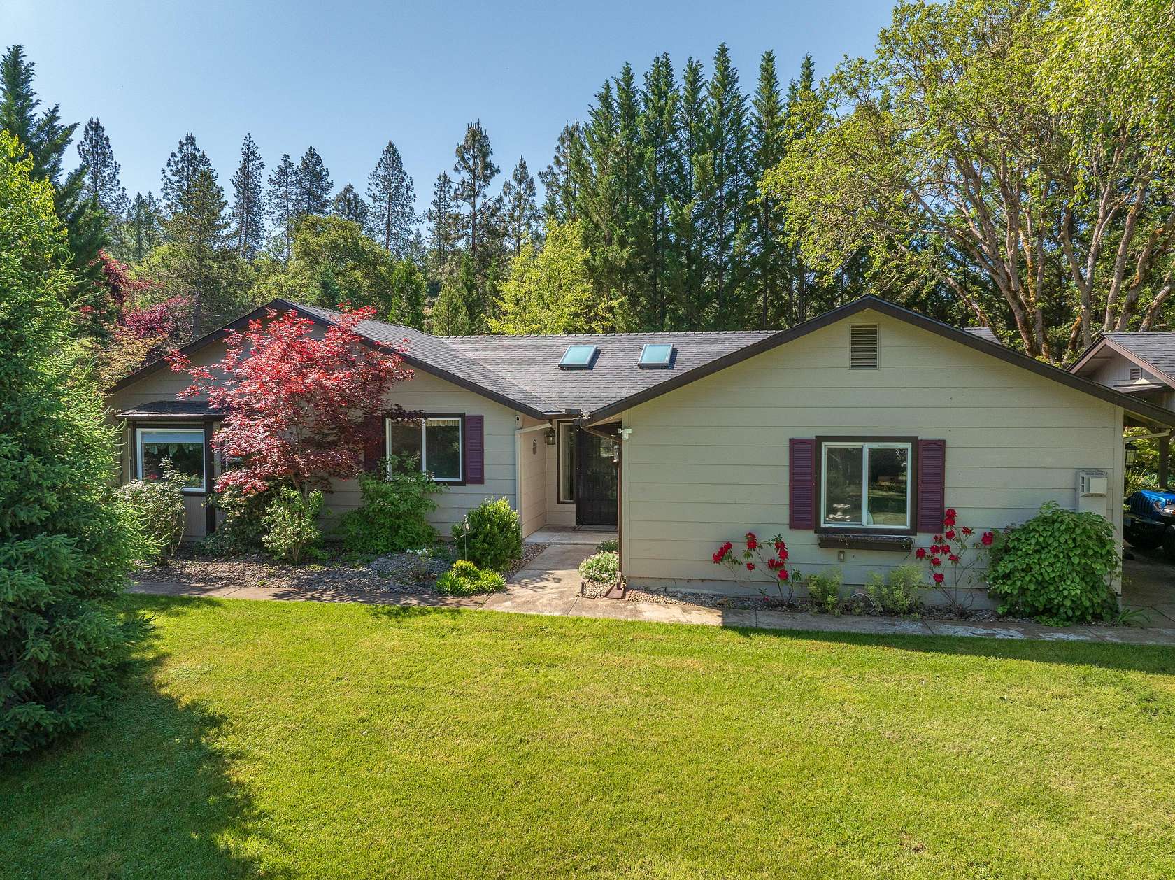 2.19 Acres of Land with Home for Sale in Grants Pass, Oregon