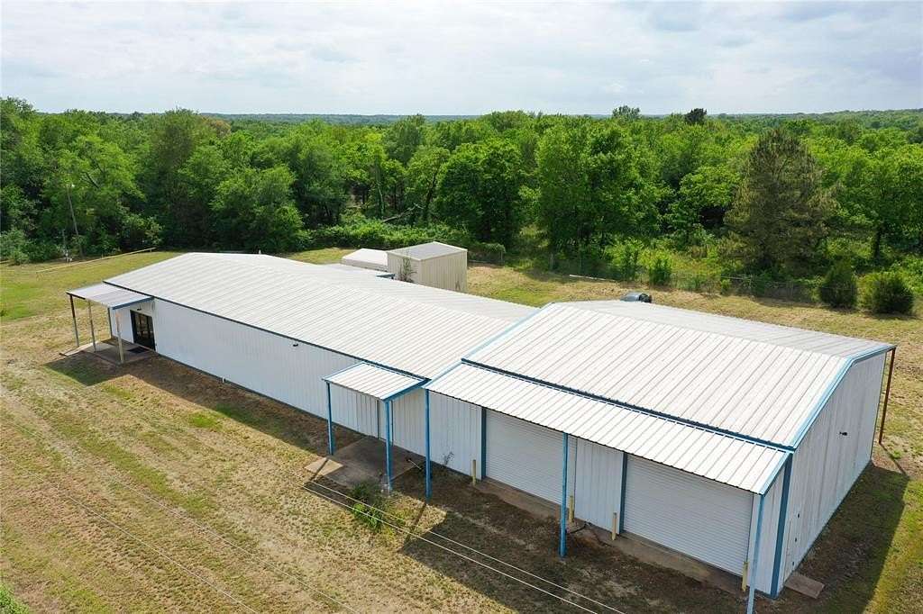 10.3 Acres of Improved Commercial Land for Sale in Fairfield, Texas