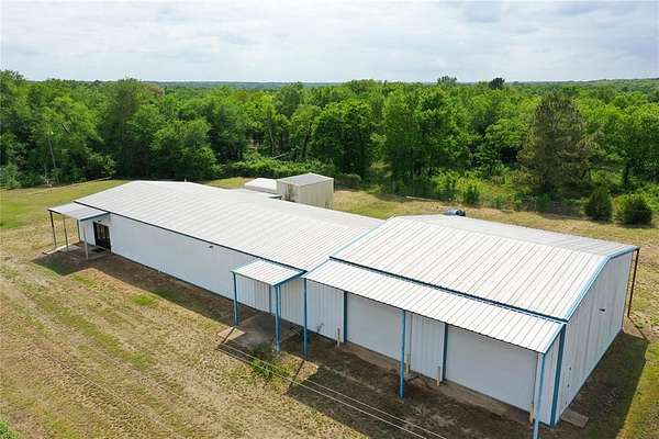 10.3 Acres of Improved Commercial Land for Sale in Fairfield, Texas