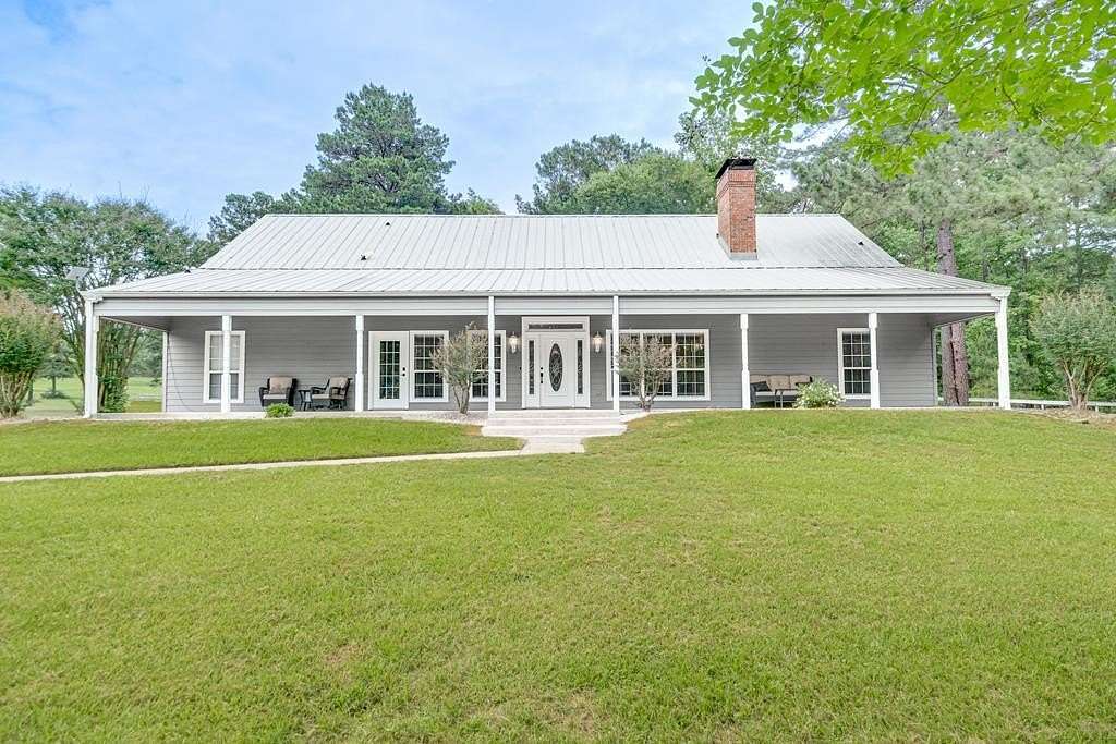 38 Acres of Land with Home for Sale in Palestine, Texas
