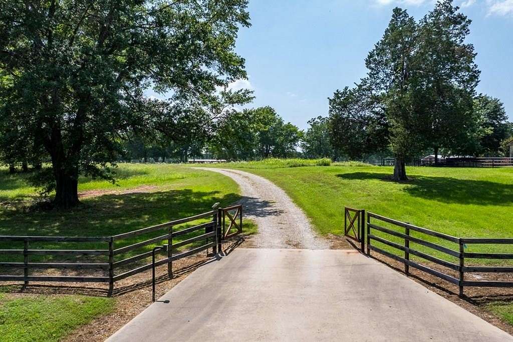 69 Acres of Recreational Land with Home for Sale in Mabank, Texas