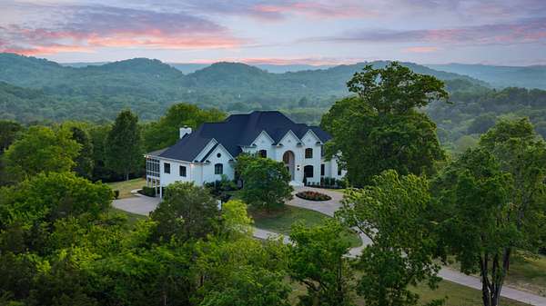 10.5 Acres of Land with Home for Sale in Brentwood, Tennessee