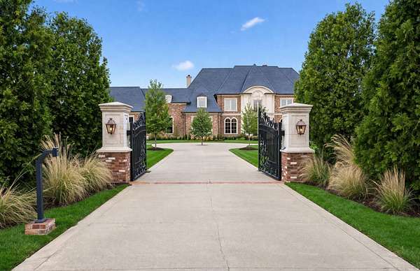 2 Acres of Land with Home for Sale in Nashville, Tennessee