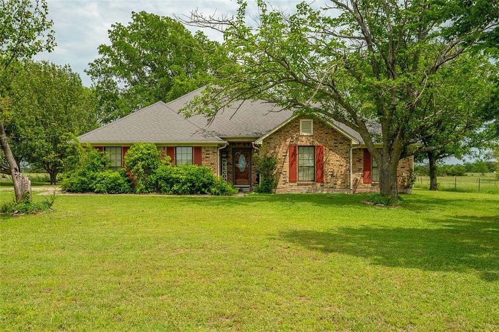 14.8 Acres of Land with Home for Sale in Commerce, Texas