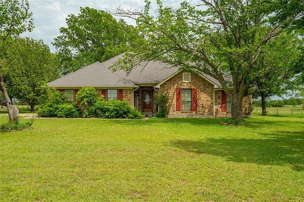14.8 Acres of Land with Home for Sale in Commerce, Texas
