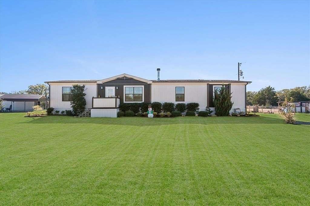 6.53 Acres of Improved Mixed-Use Land for Sale in Purdon, Texas