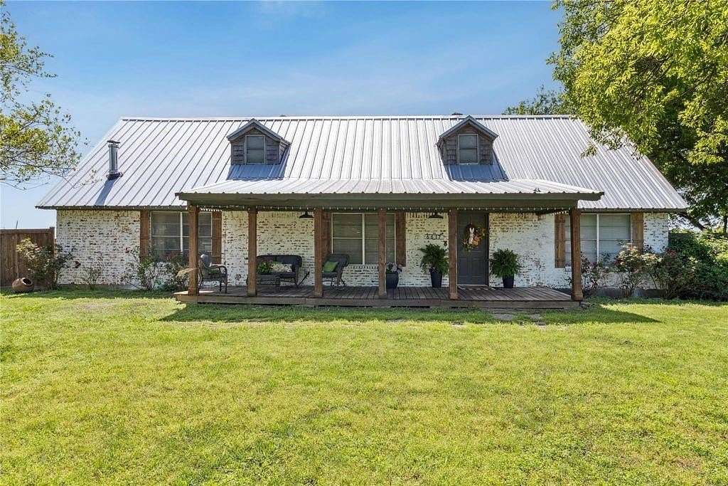 9 Acres of Land with Home for Sale in Corsicana, Texas