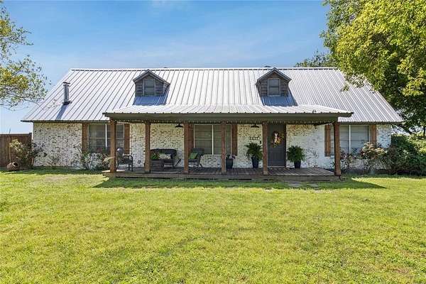 9 Acres of Land with Home for Sale in Corsicana, Texas
