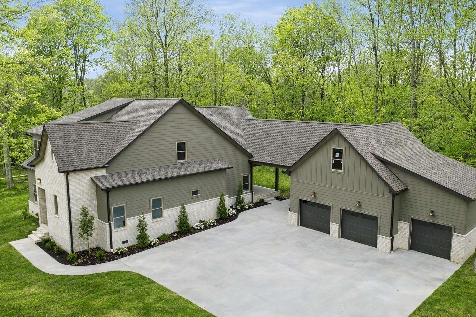 1.5 Acres of Land with Home for Sale in Clarksville, Tennessee