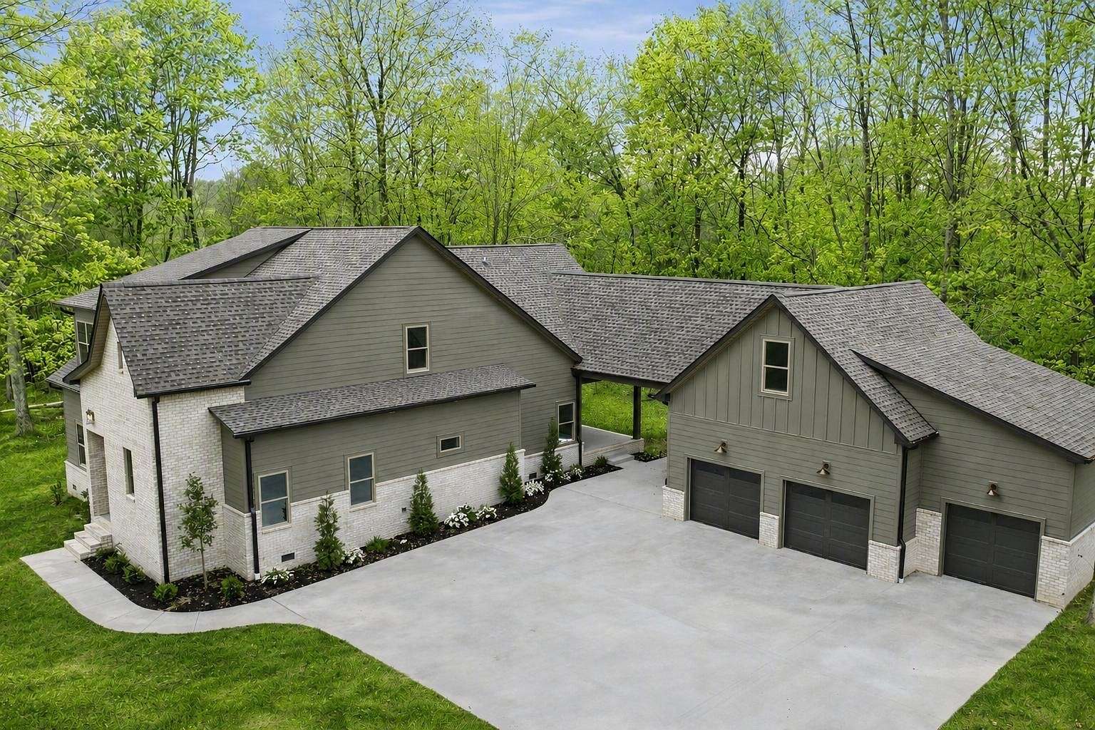 1.5 Acres of Land with Home for Sale in Clarksville, Tennessee
