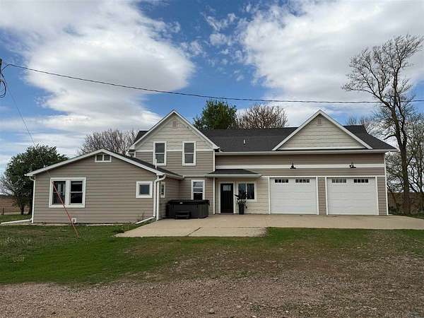 4.3 Acres of Land with Home for Sale in Le Mars, Iowa