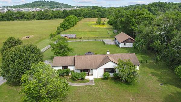 7 Acres of Land with Home for Sale in Gallatin, Tennessee