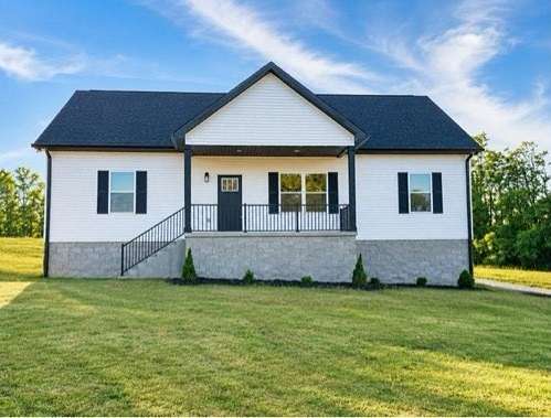 1.5 Acres of Land with Home for Sale in Westmoreland, Tennessee