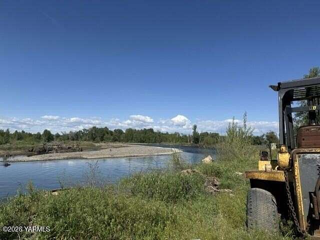 30.4 Acres of Land with Home for Sale in Zillah, Washington