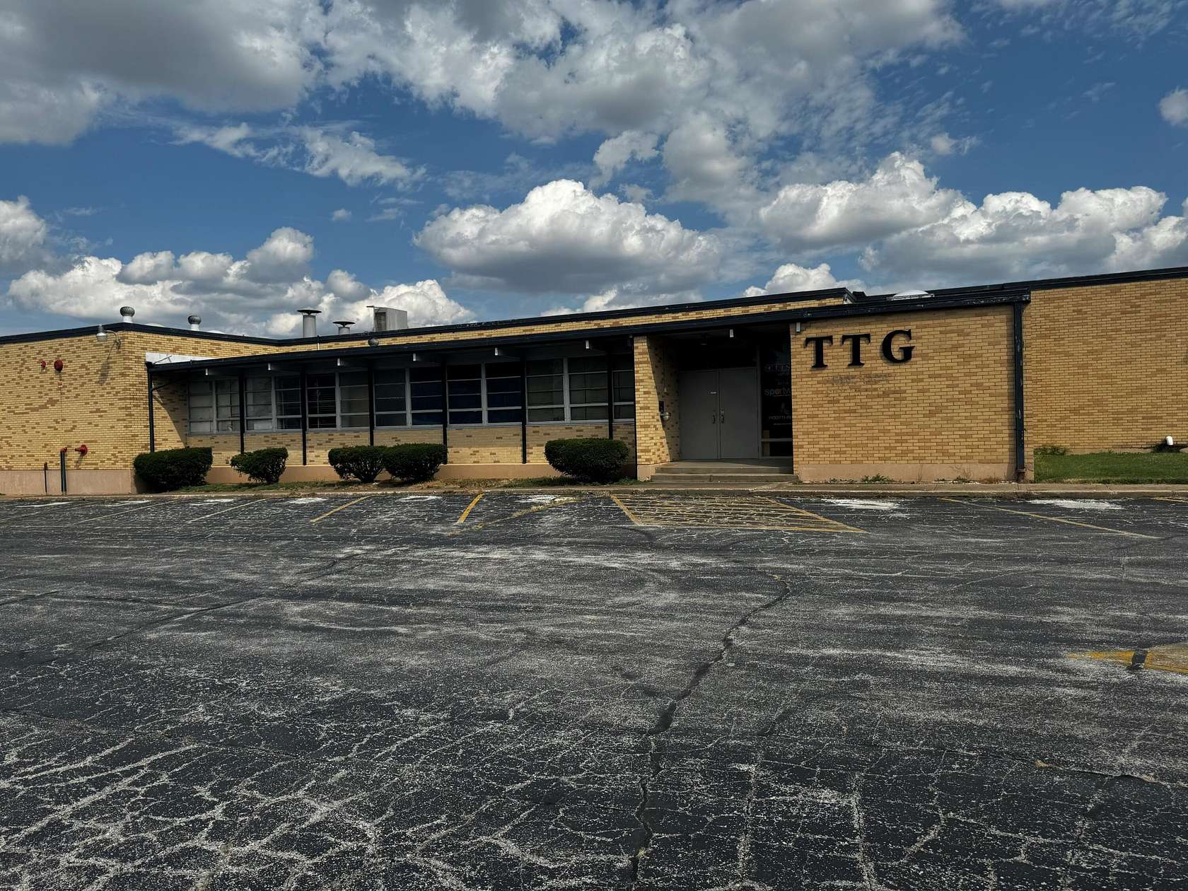 18 Acres of Commercial Land for Sale in Aurora, Missouri
