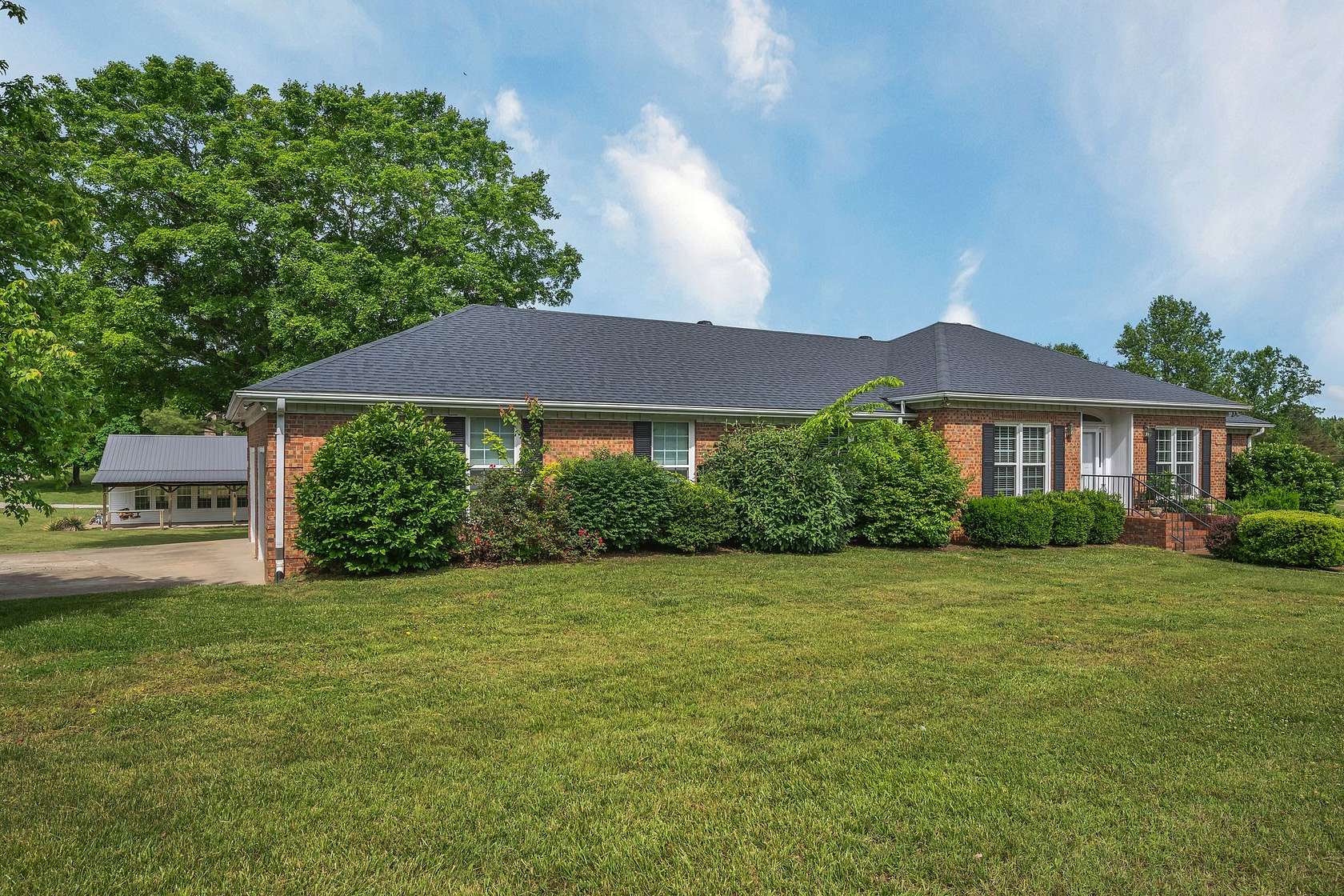 2.2 Acres of Land with Home for Sale in Charlotte, Tennessee