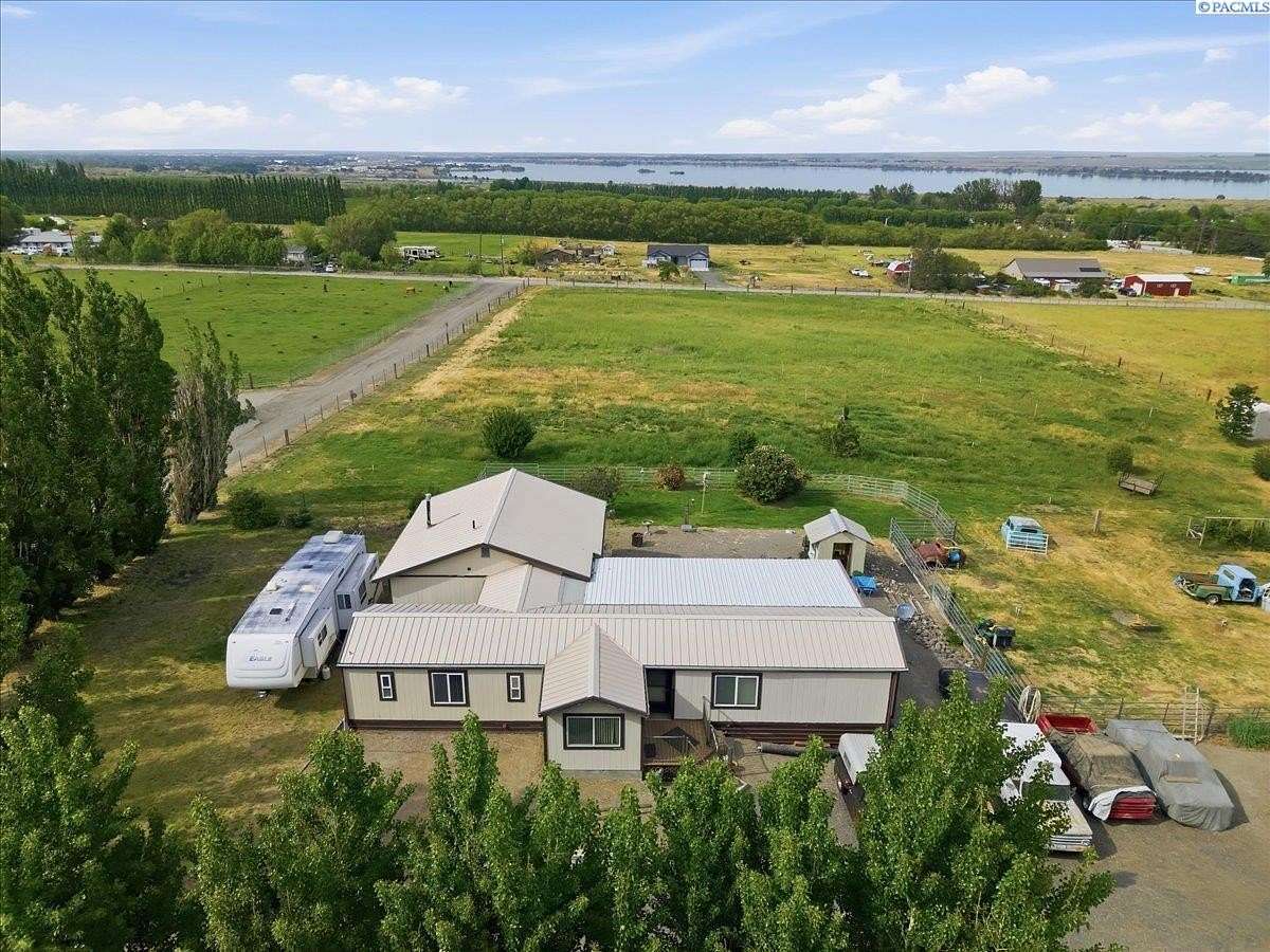 5 Acres of Land with Home for Sale in Kennewick, Washington