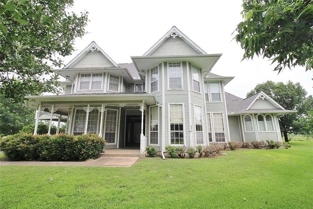 2.64 Acres of Land with Home for Lease in Waxahachie, Texas