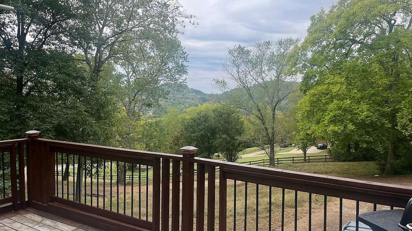 2.33 Acres of Land with Home for Sale in Franklin, Tennessee