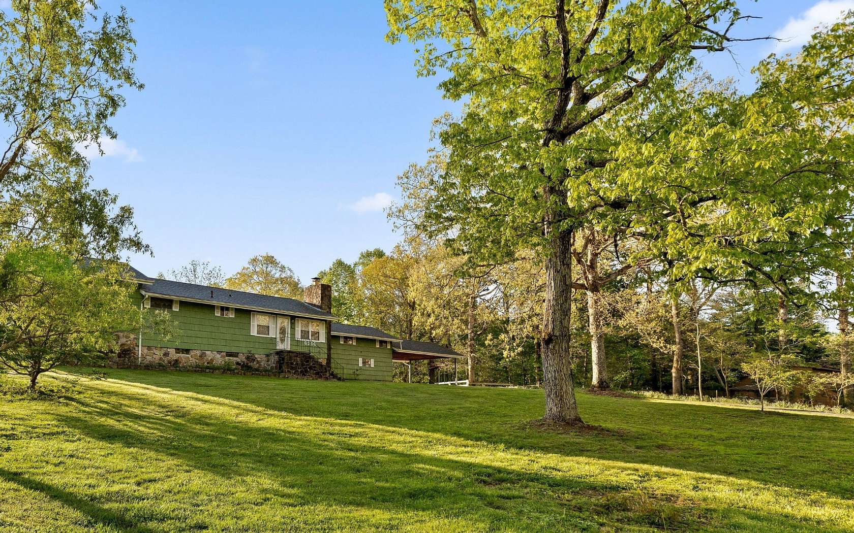 1.57 Acres of Land with Home for Sale in Signal Mountain, Tennessee
