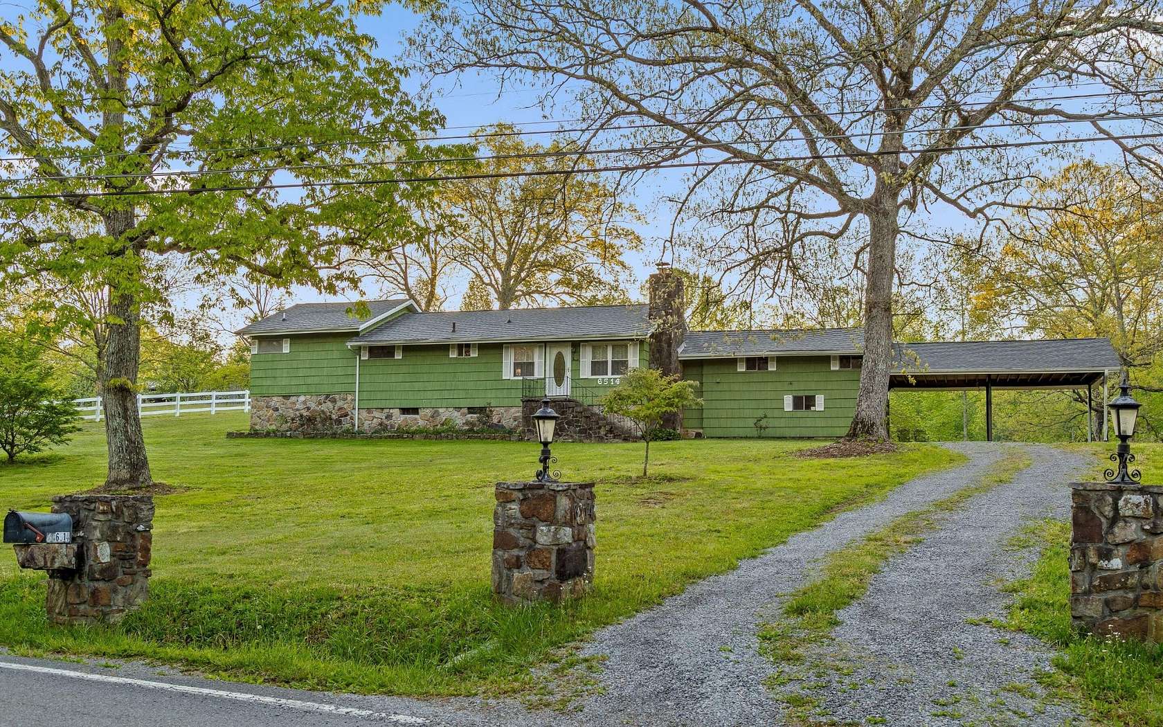 1.57 Acres of Land with Home for Sale in Signal Mountain, Tennessee