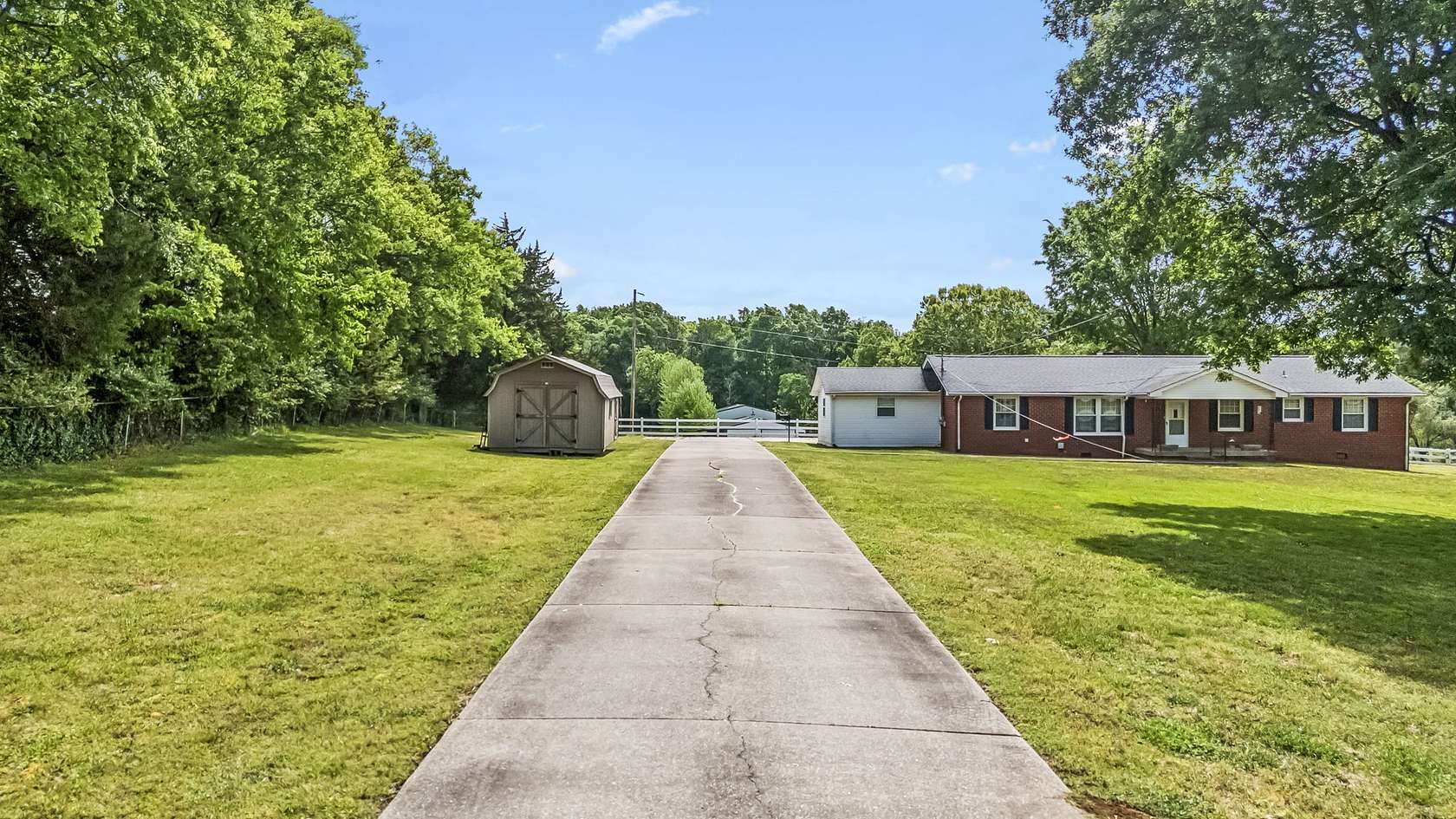 16 Acres of Land with Home for Auction in Mount Juliet, Tennessee