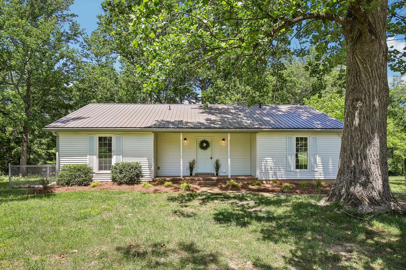 1.5 Acres of Land with Home for Sale in Cottontown, Tennessee