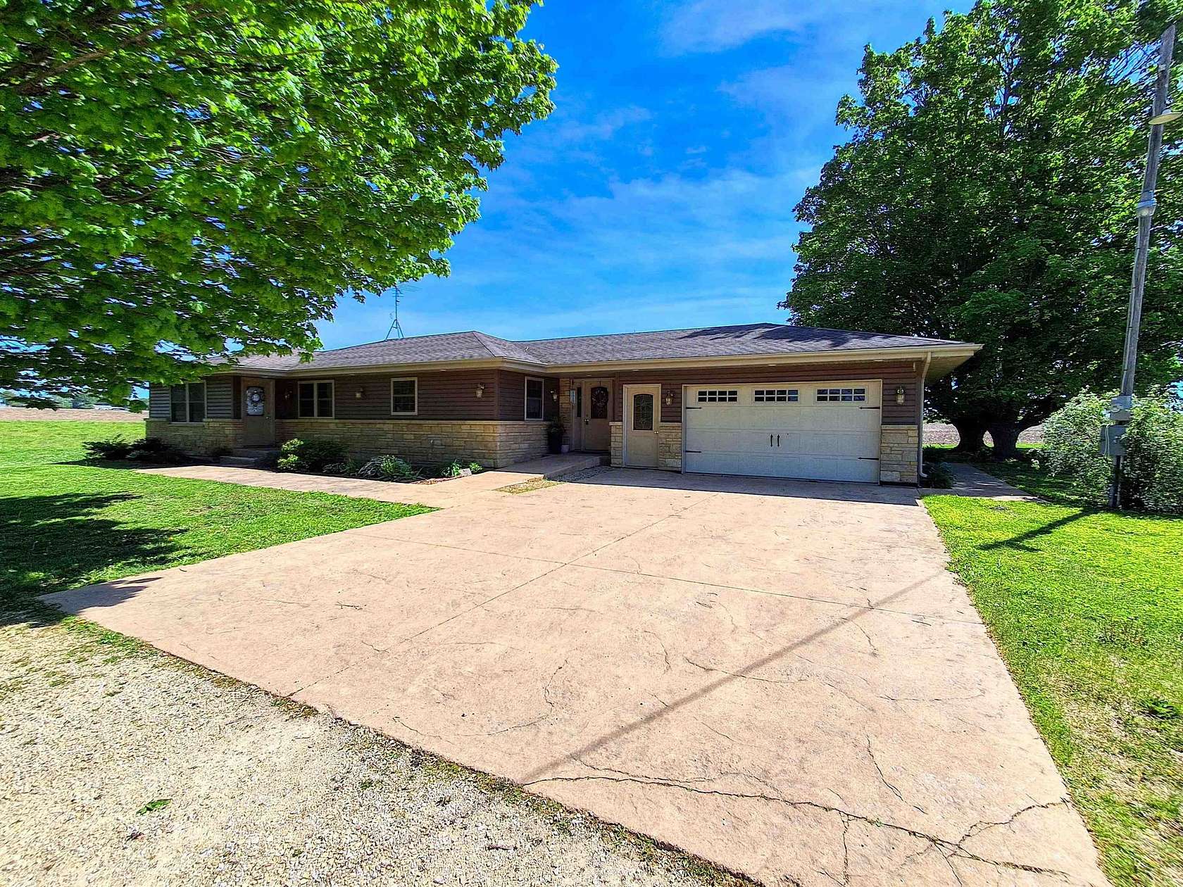 3.1 Acres of Land with Home for Sale in Freeport, Illinois