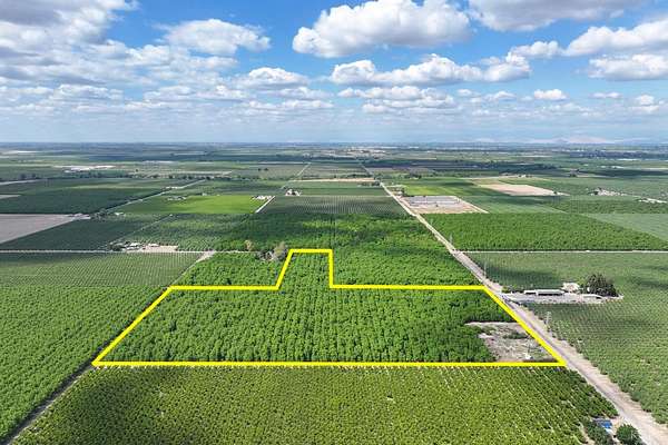 23.9 Acres of Agricultural & Residential Land for Sale in Kingsburg, California