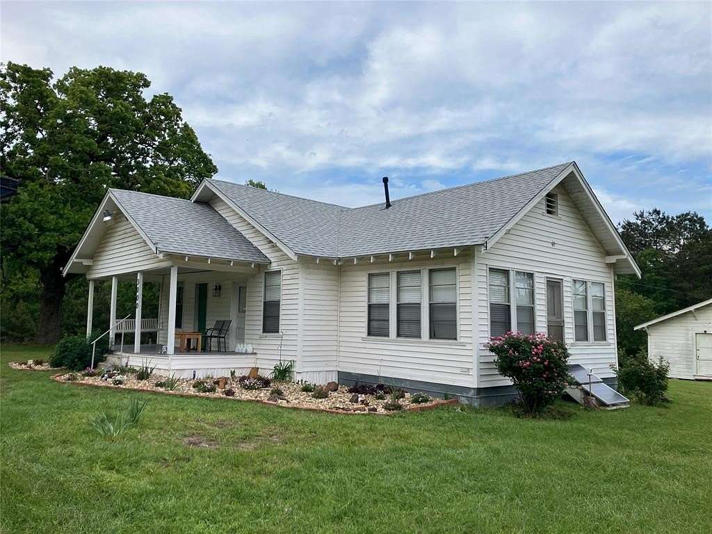 3.82 Acres of Land with Home for Sale in Jacksonville, Texas
