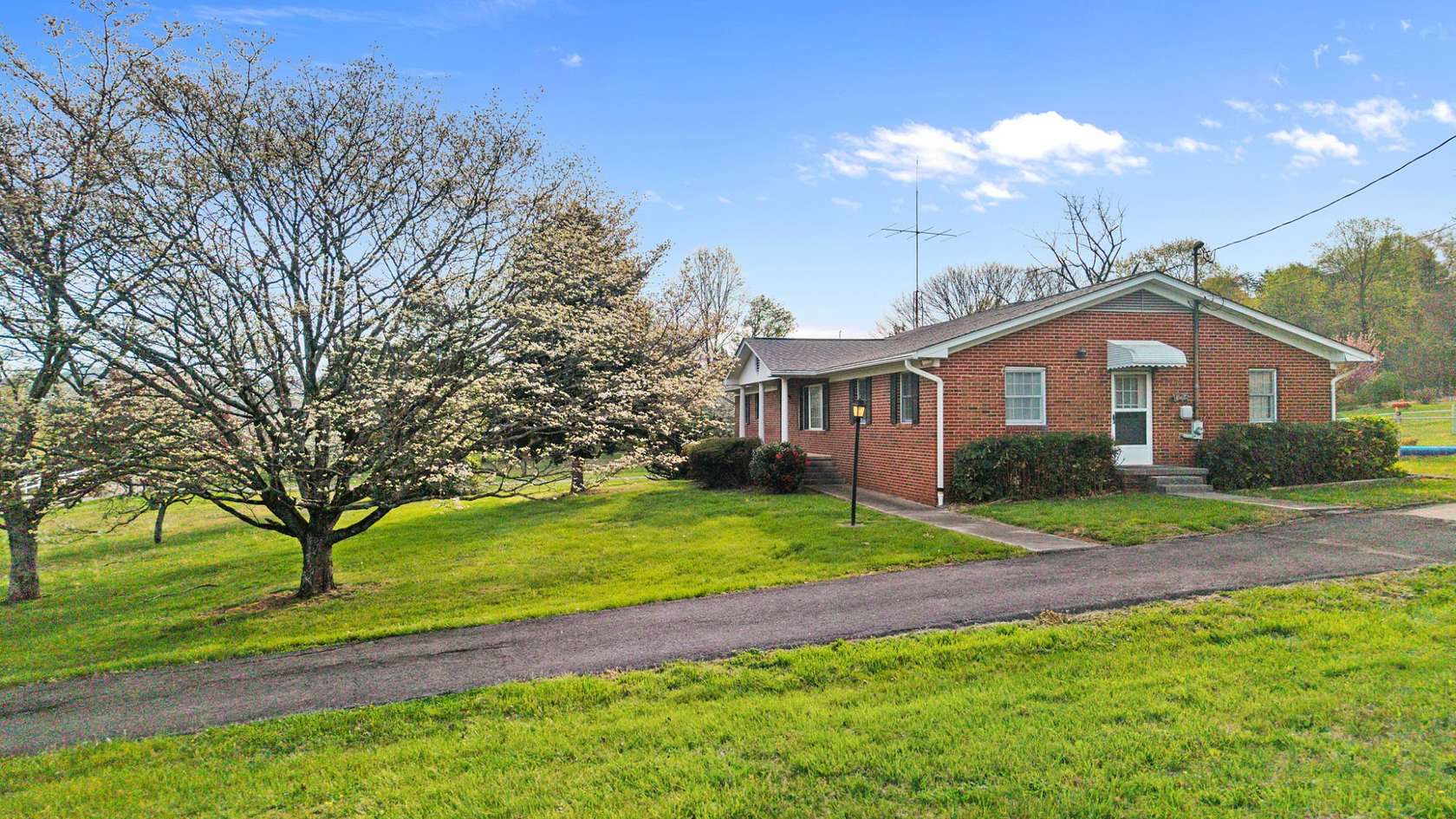 19 Acres of Recreational Land with Home for Auction in Knoxville, Tennessee