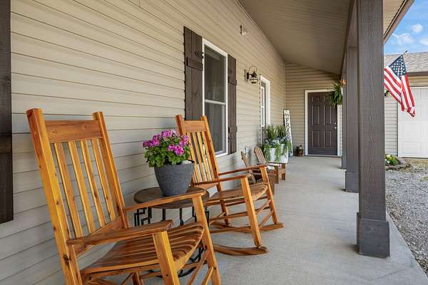 1.53 Acres of Land with Home for Sale in Columbia, Tennessee