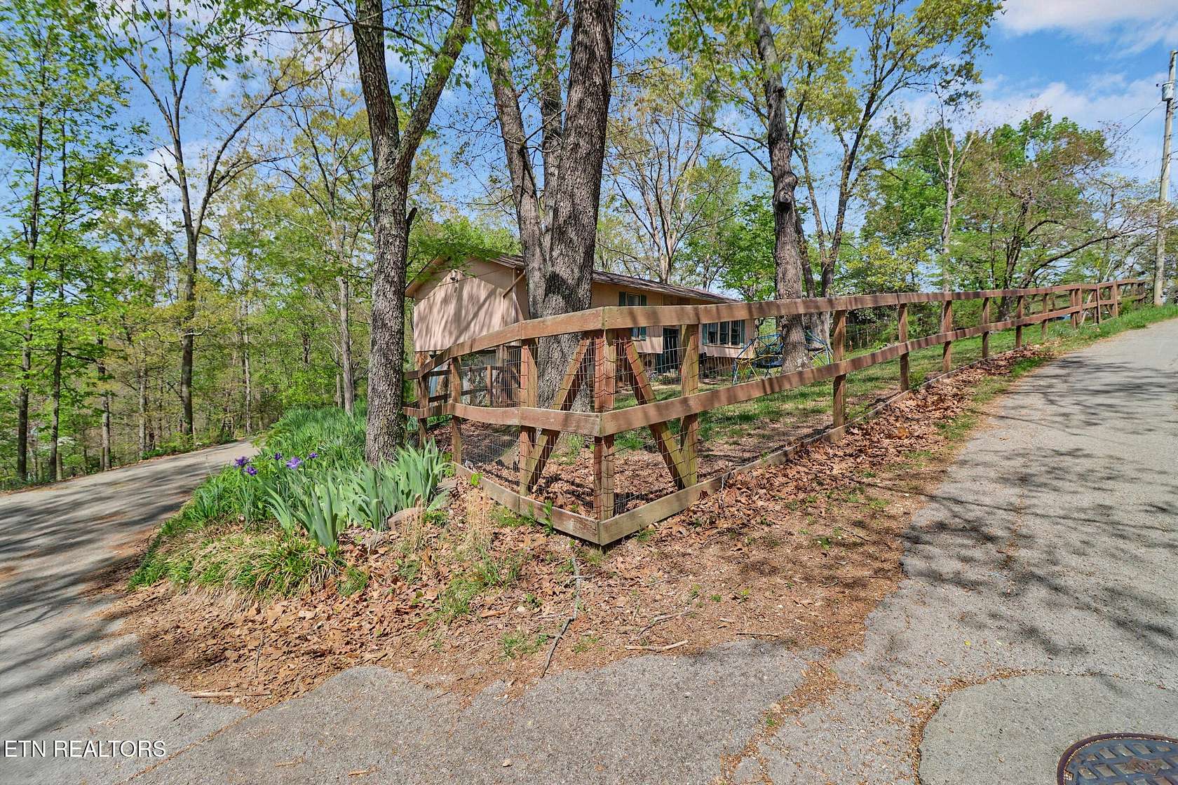 1.5 Acres of Land with Home for Sale in Rockwood, Tennessee