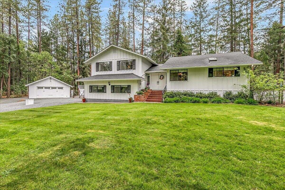 2.5 Acres of Land with Home for Sale in Rogue River, Oregon