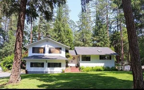 2.5 Acres of Land with Home for Sale in Rogue River, Oregon