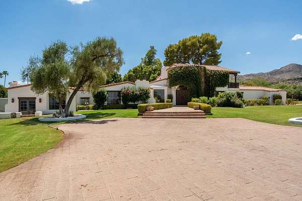 2.82 Acres of Land with Home for Lease in Paradise Valley, Arizona
