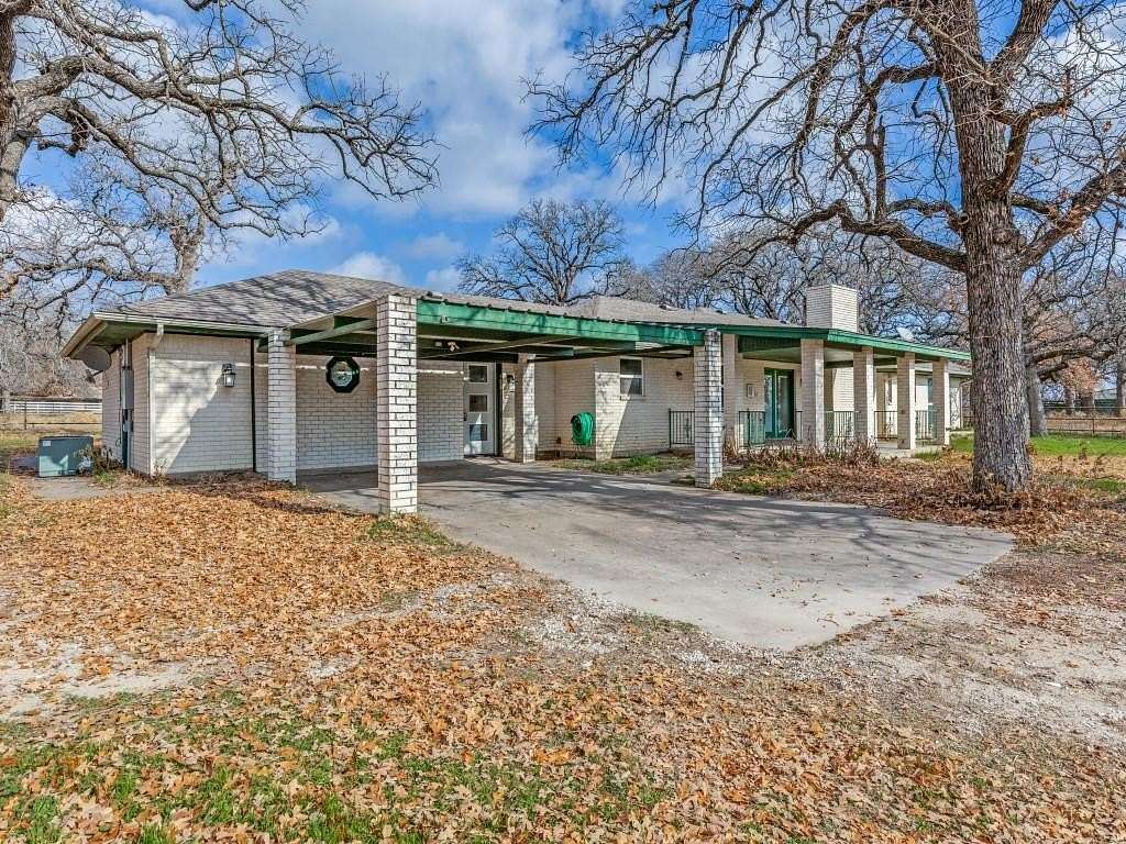 2.5 Acres of Land with Home for Lease in Azle, Texas