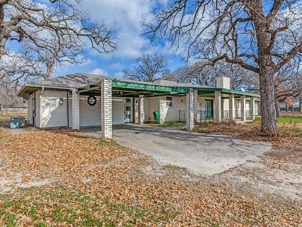 2.5 Acres of Land with Home for Lease in Azle, Texas