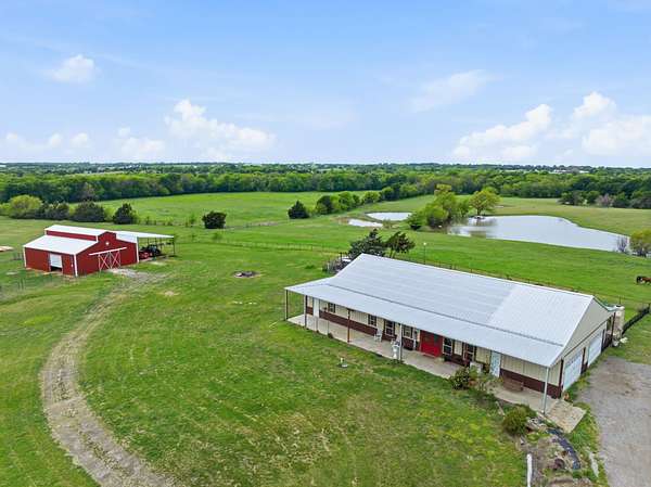 39 Acres of Land with Home for Sale in Blue Ridge, Texas