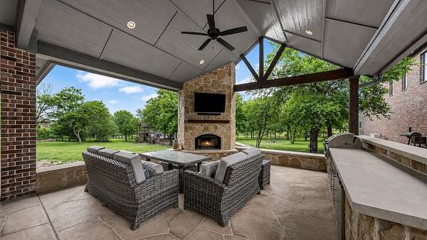1.53 Acres of Land with Home for Sale in Fort Worth, Texas