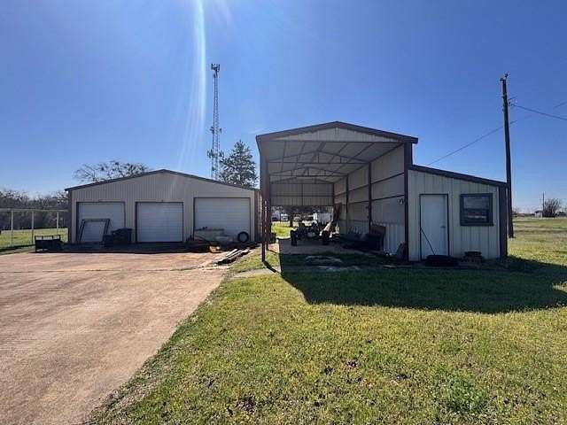 1.5 Acres of Land with Home for Sale in Lillian, Texas