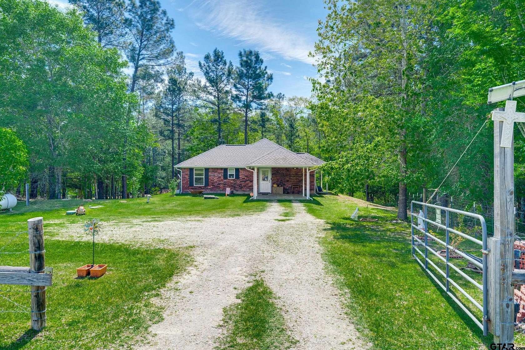 30 Acres of Land with Home for Sale in Palestine, Texas