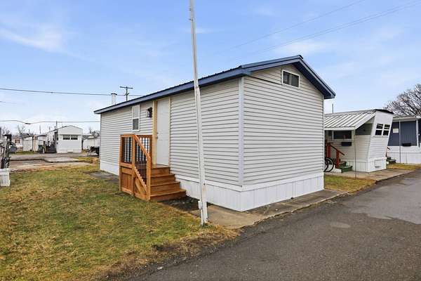 18 Acres of Land with Home for Lease in Farmington Hills, Michigan